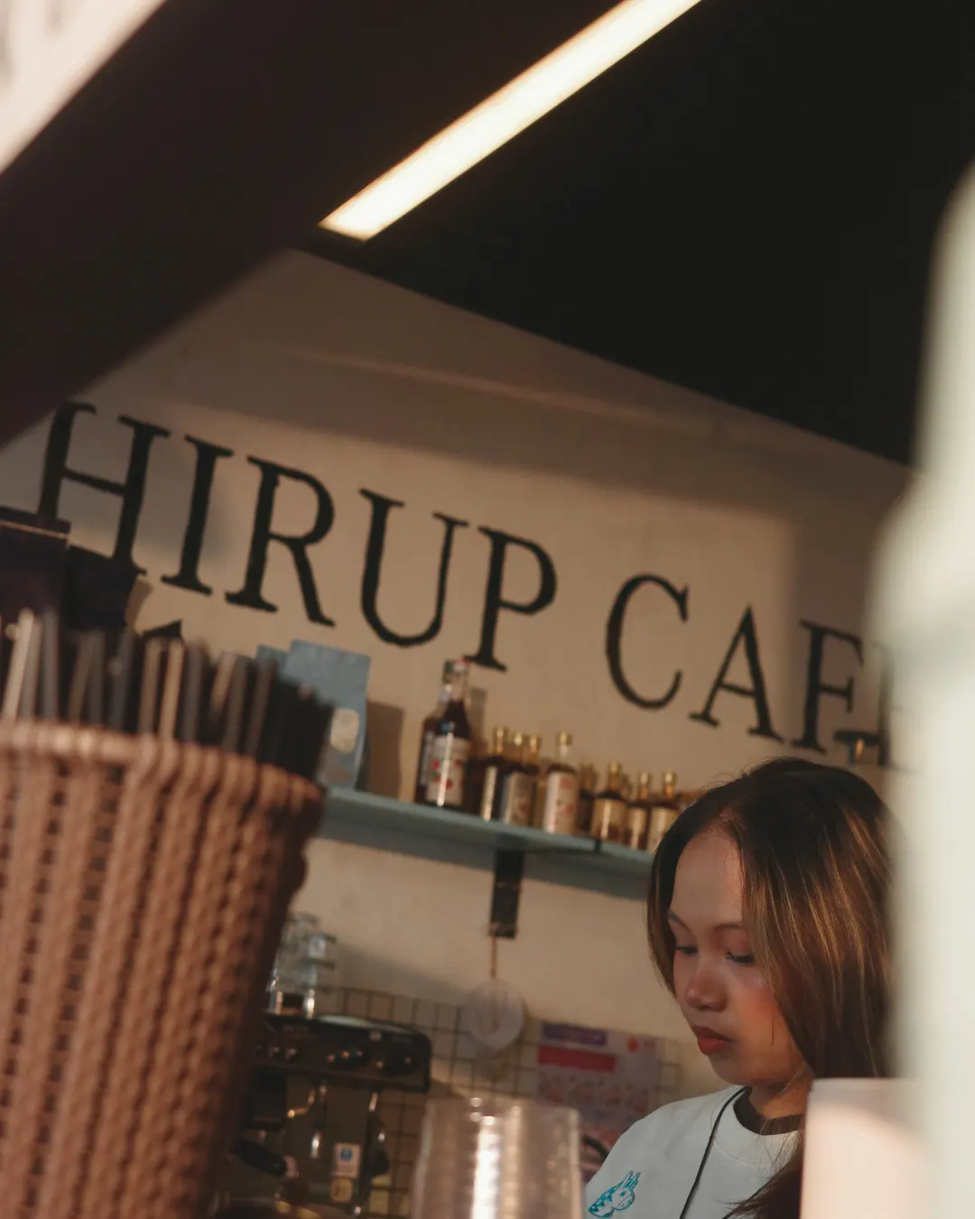 A quiet moment behind the Hirup counter